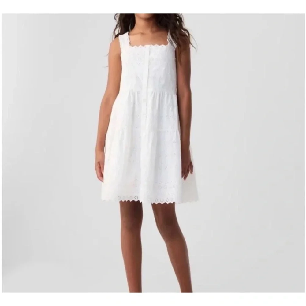 gap doen dress and Den Team Up to Celebrate SisterhoodAnd California CoolWith an Exclusive Summer Capsule Lily & Ruby Aldridge Take